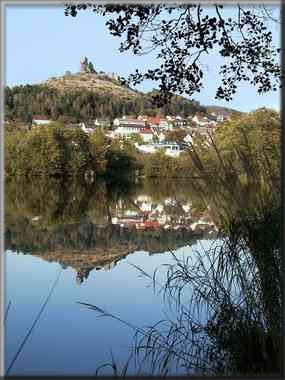 angeln und fischen im Angelgewässer Hornmühlweiher die Burgruine spiegelt sich im Angelgewässer Hornmühlweiher